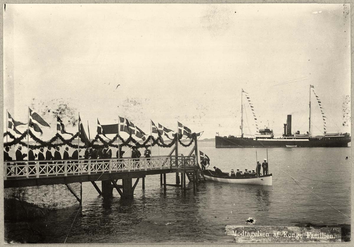 Nuuk (Godthåb, Godthaab). Danish King's visit - reception of King Family, 1921