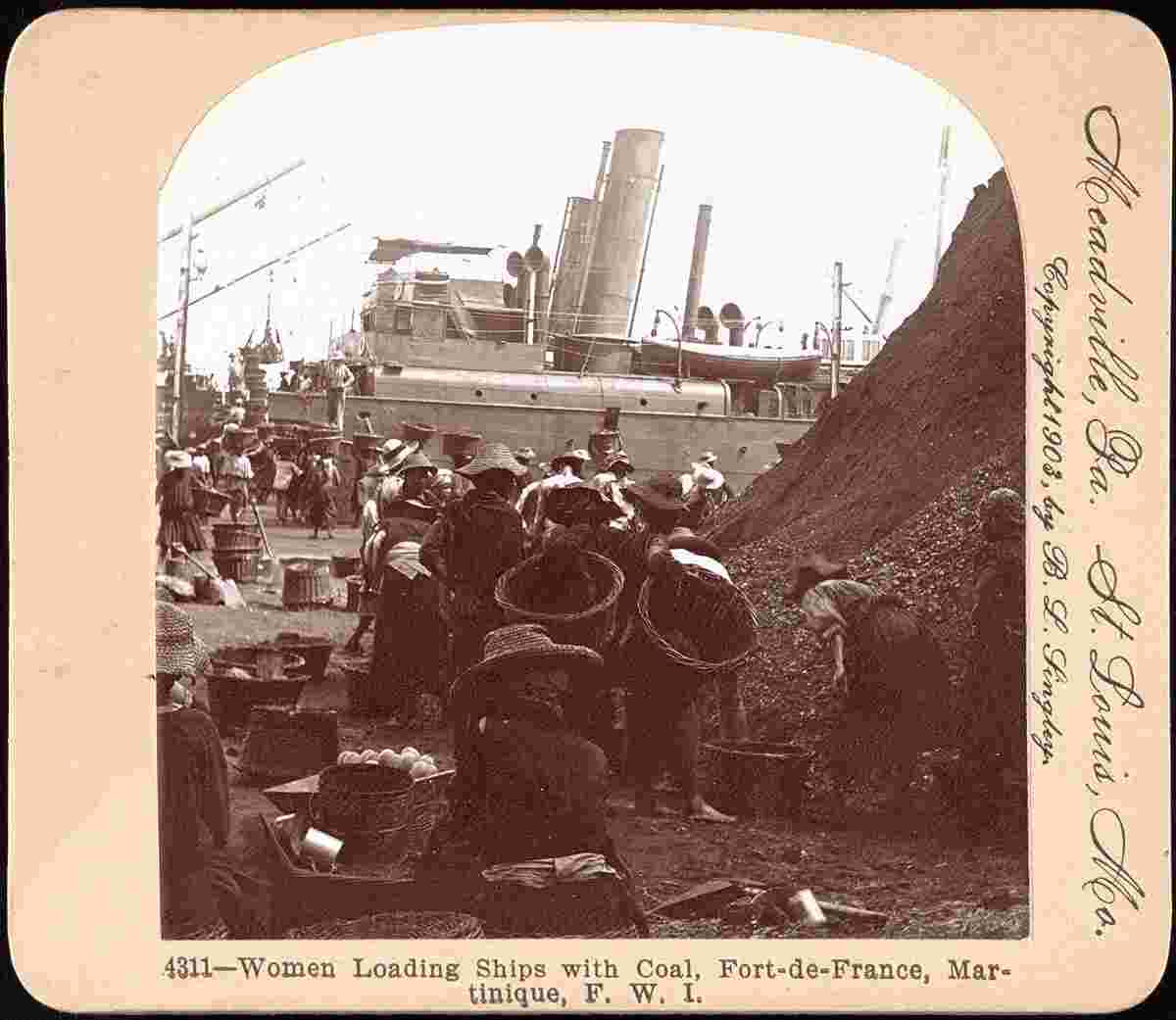 Fort-de-France. Femmes chargeant des navires avec du charbon, vers 1900
