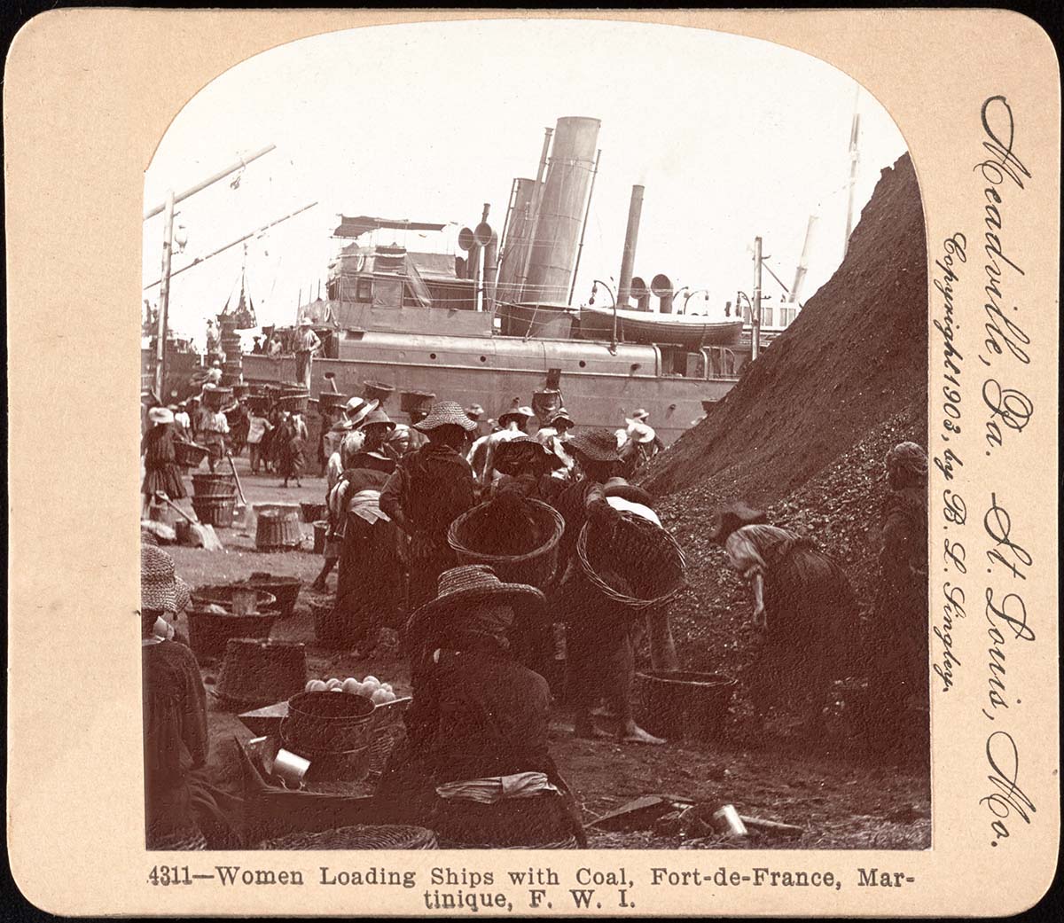 Fort-de-France. Femmes chargeant des navires avec du charbon, vers 1900