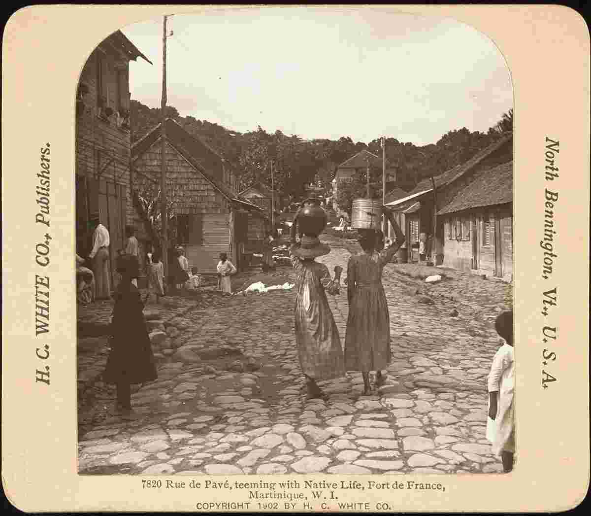 Fort-de-France. Rue de Pave, grouillante de vie indigène, vers 1900