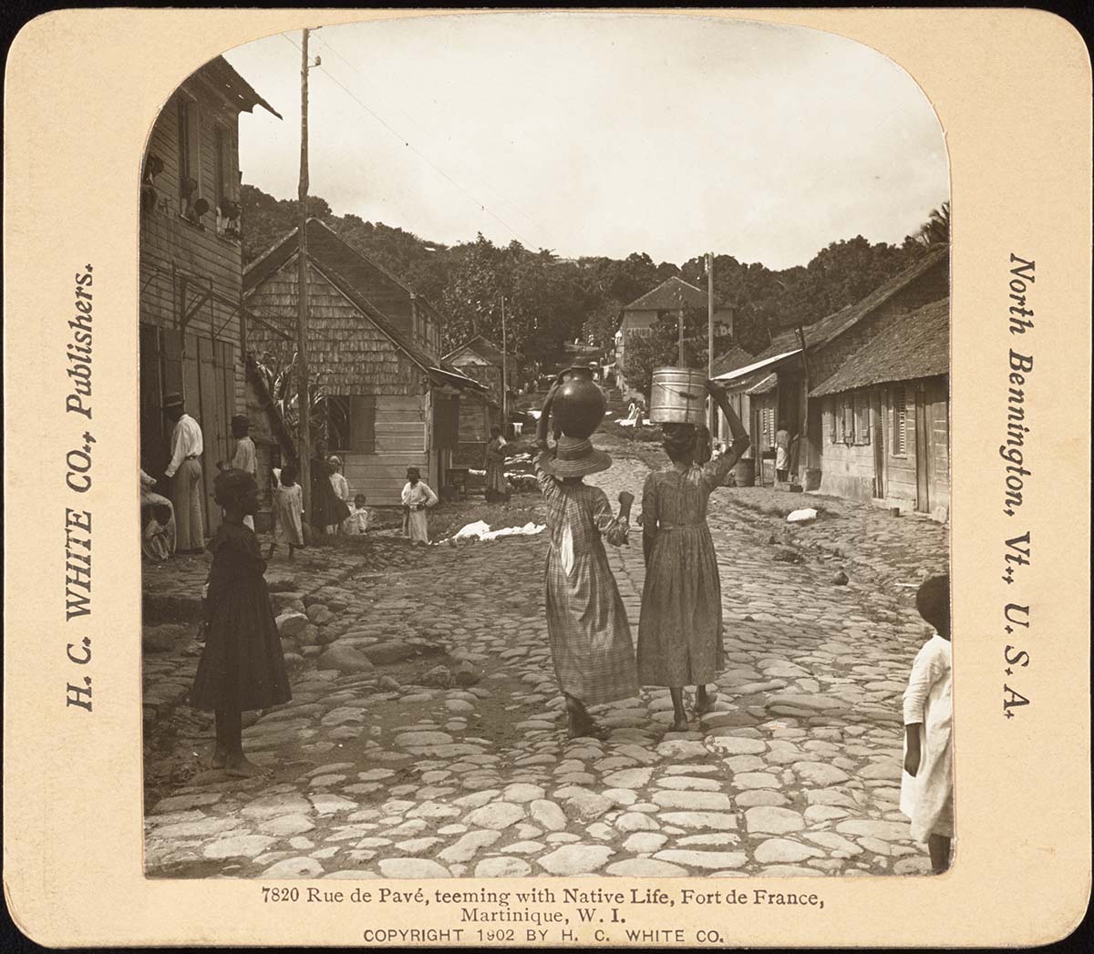 Fort-de-France. Rue de Pave, grouillante de vie indigène, vers 1900