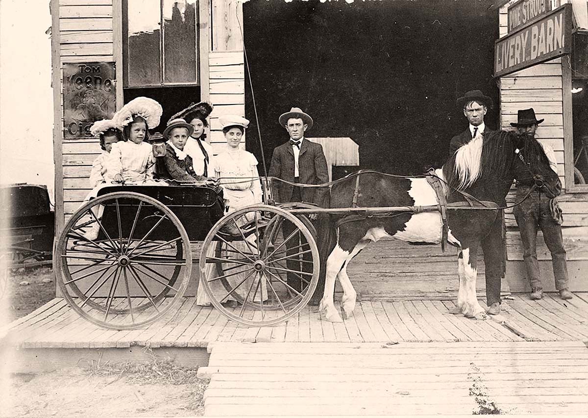 Amarillo. Mark Armstrou, Bay Plemous, Cleo Clayton, Pike Strund, Mrs. Strund, Esse Feunlan