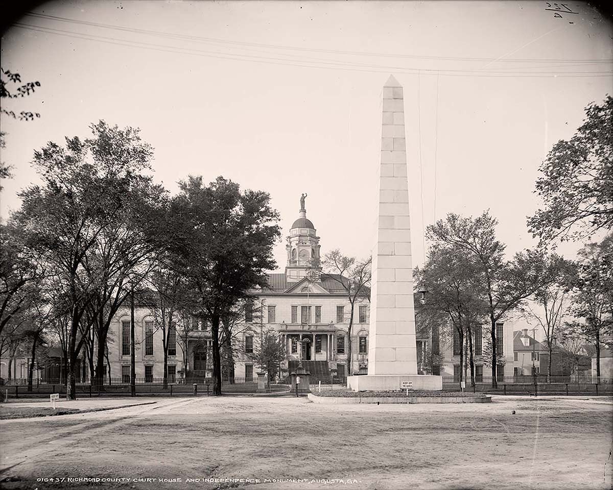 Augusta. Richmond County Courthouse and Independence Monument, 1903