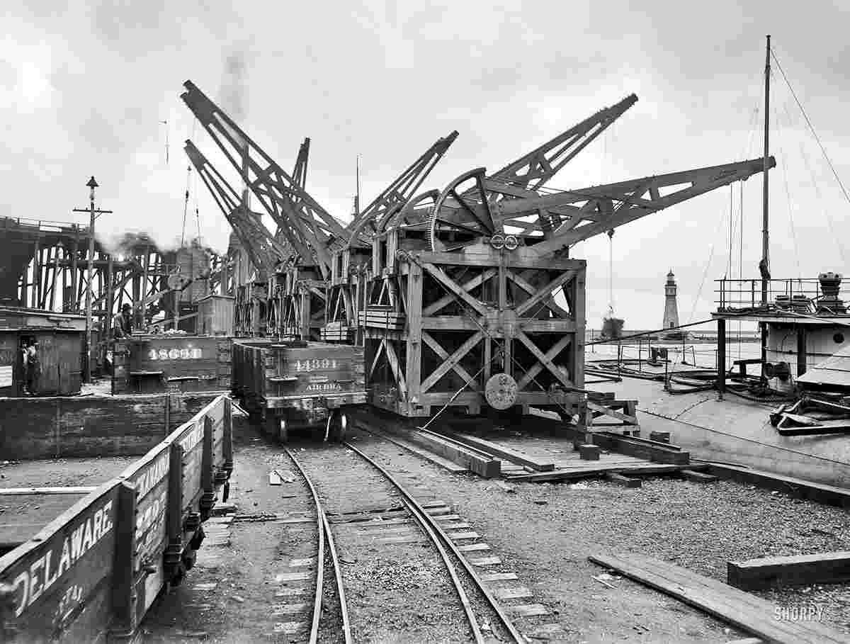 Buffalo. Unloading ore from whaleback carrier, circa 1901