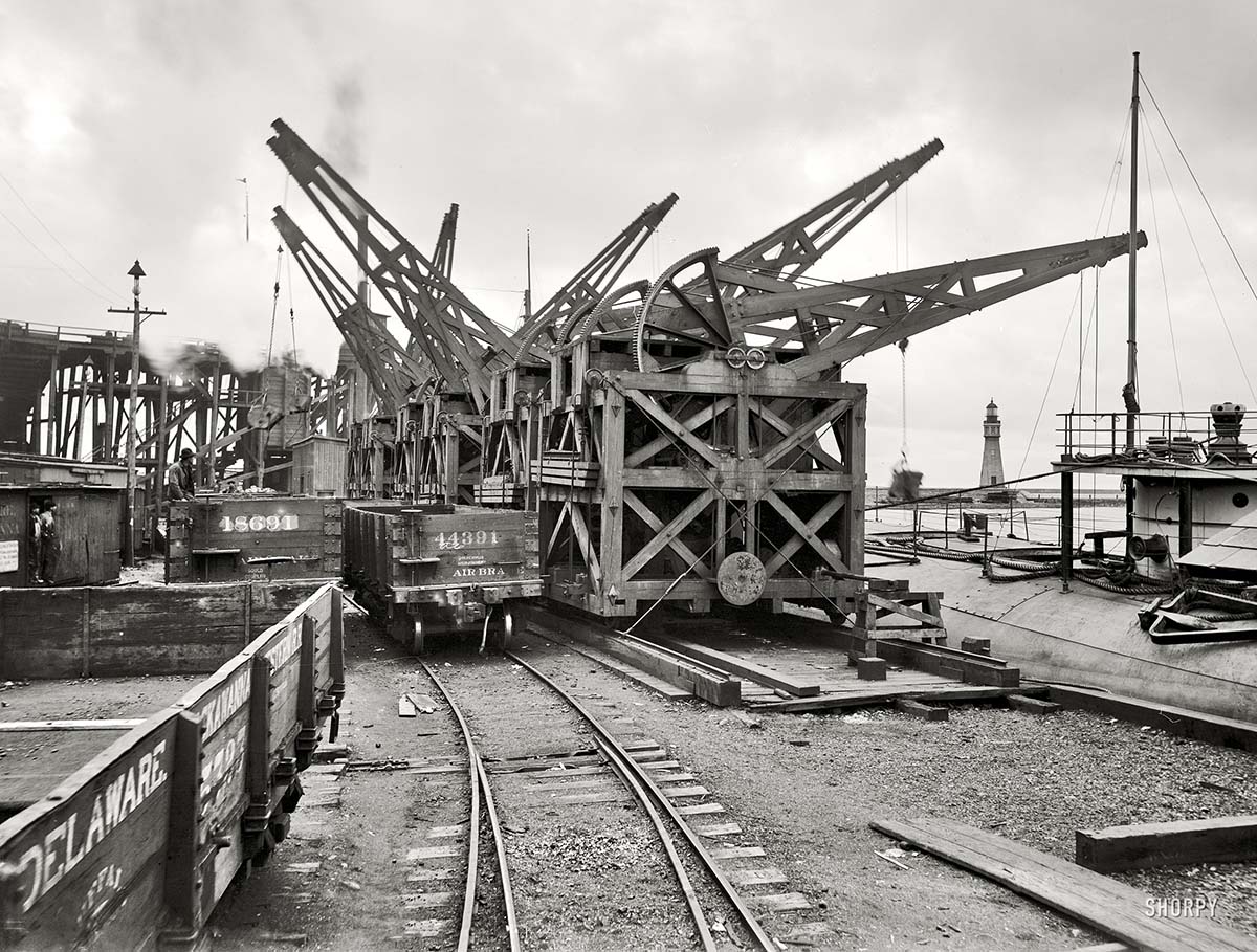 Buffalo. Unloading ore from whaleback carrier, circa 1901