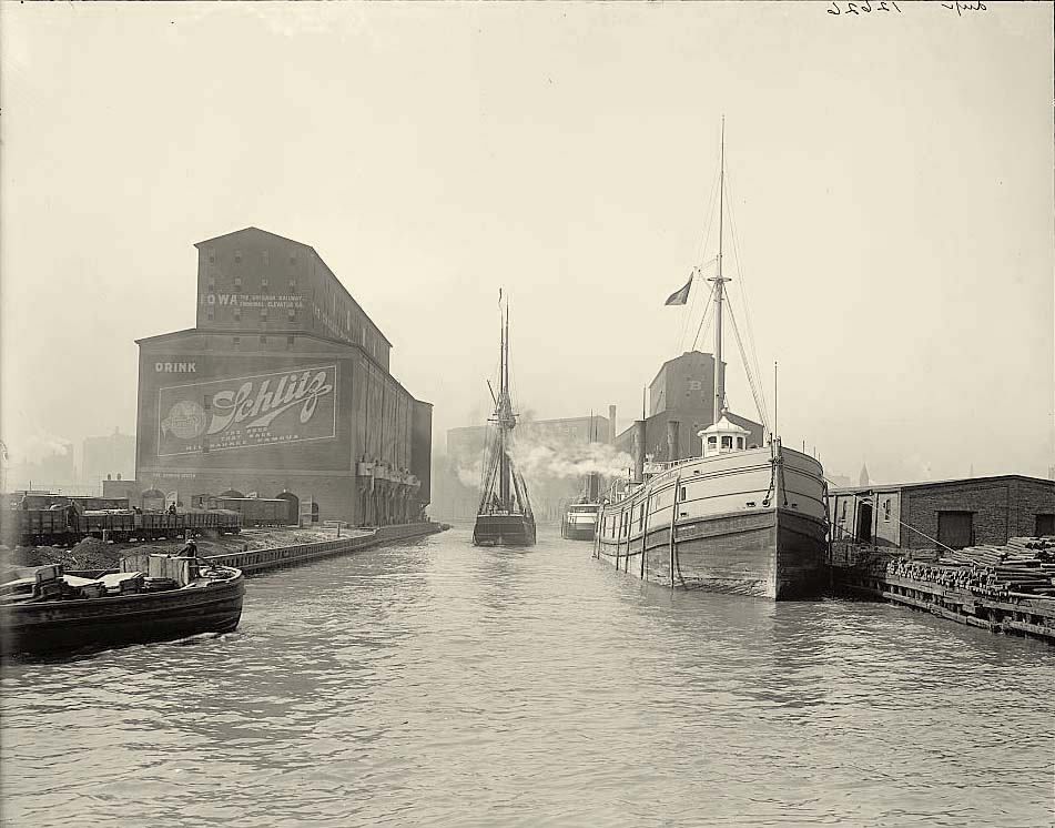 Chicago. Chicago River elevators, 1900
