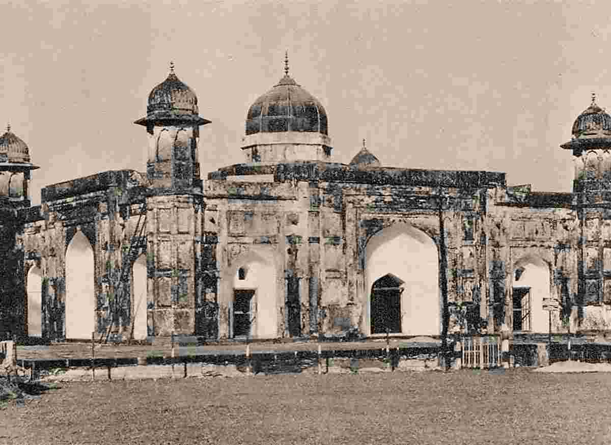 Dhaka. Tomb of Bibi Pari
