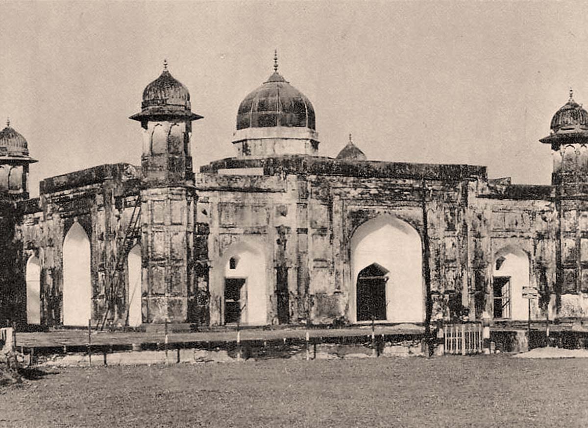 Dhaka. Tomb of Bibi Pari