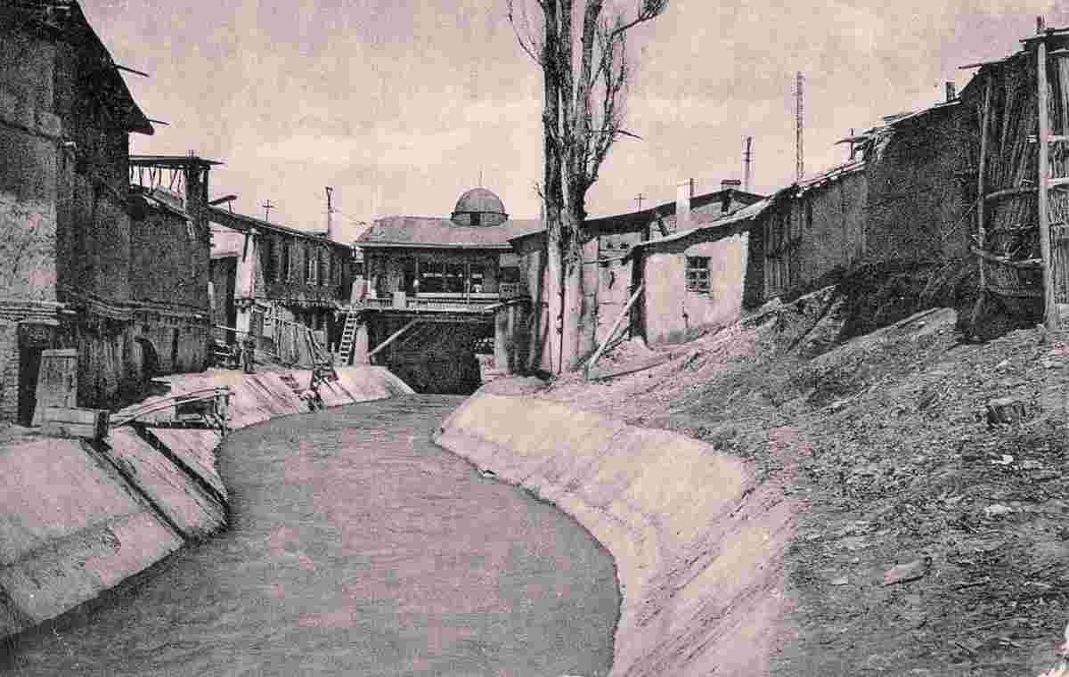 Tashkent. Ankhor Canal on the border between Old and New Town