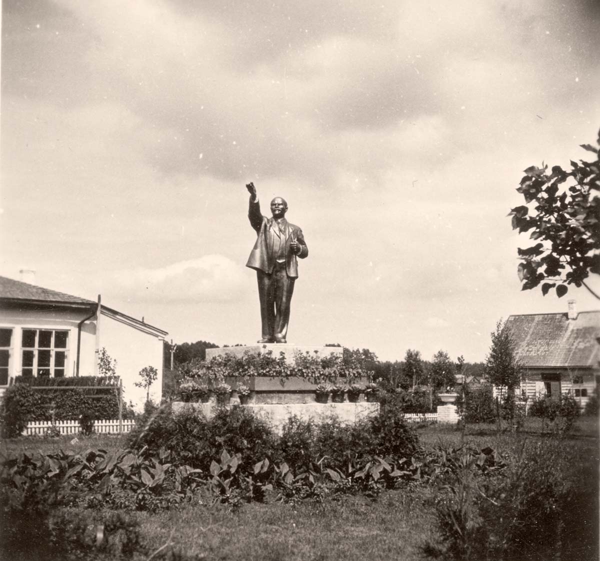 Barysaw. Public Garden, a monument to Lenin, 1941