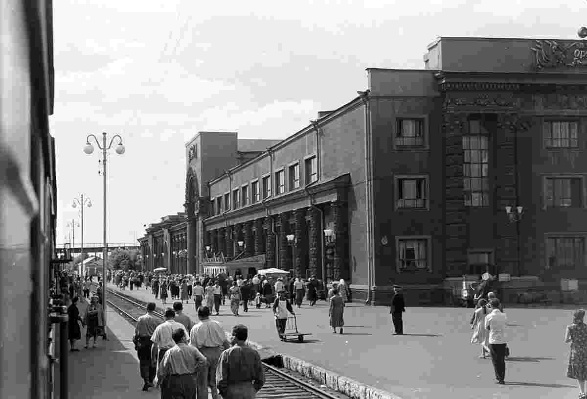 Orsha. Railway Station, platform, 1958