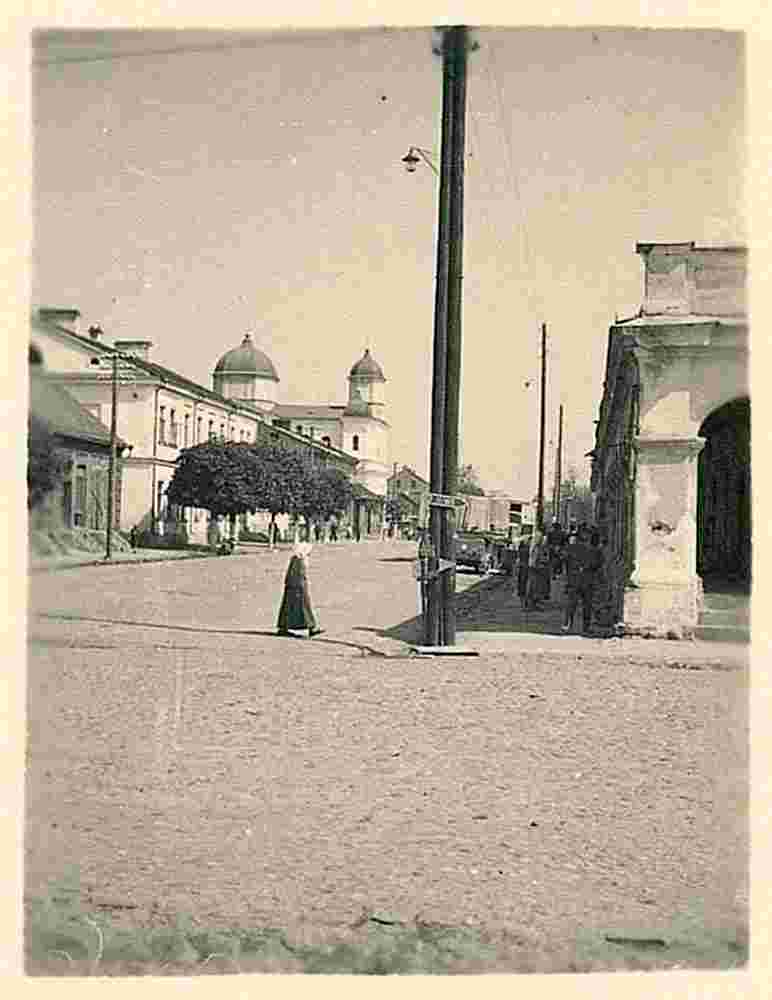 Pruzhany. Shopping arcade 'White stalls' and Church of the Prechistensky