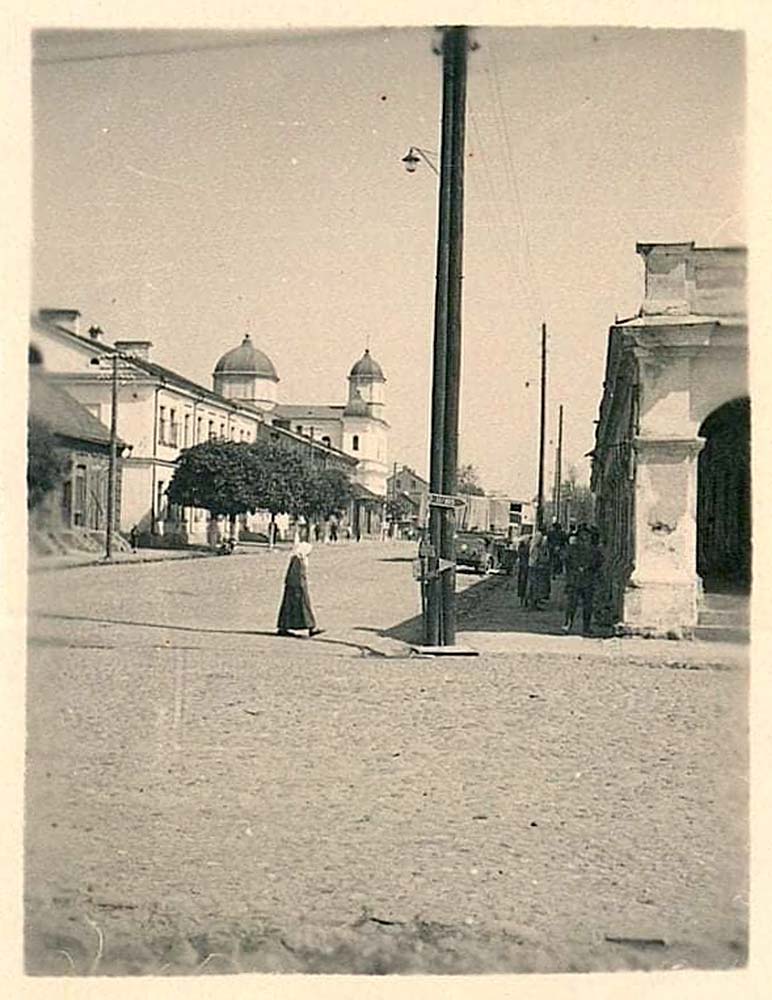 Pruzhany. Shopping arcade 'White stalls' and Church of the Prechistensky