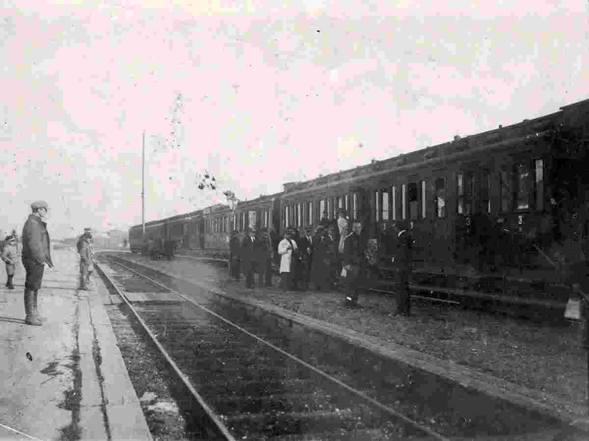 Vawkavysk. Central Railway Station, on the platform