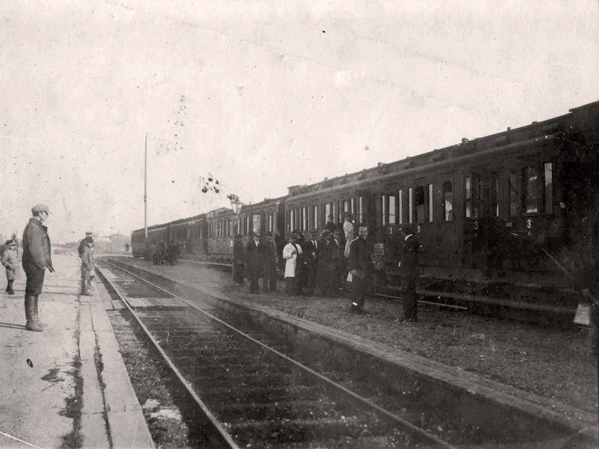 Vawkavysk. Central Railway Station, on the platform