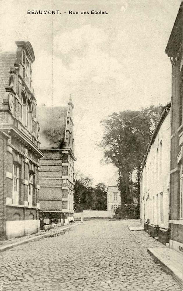 Beaumont. Rue des Ecoles