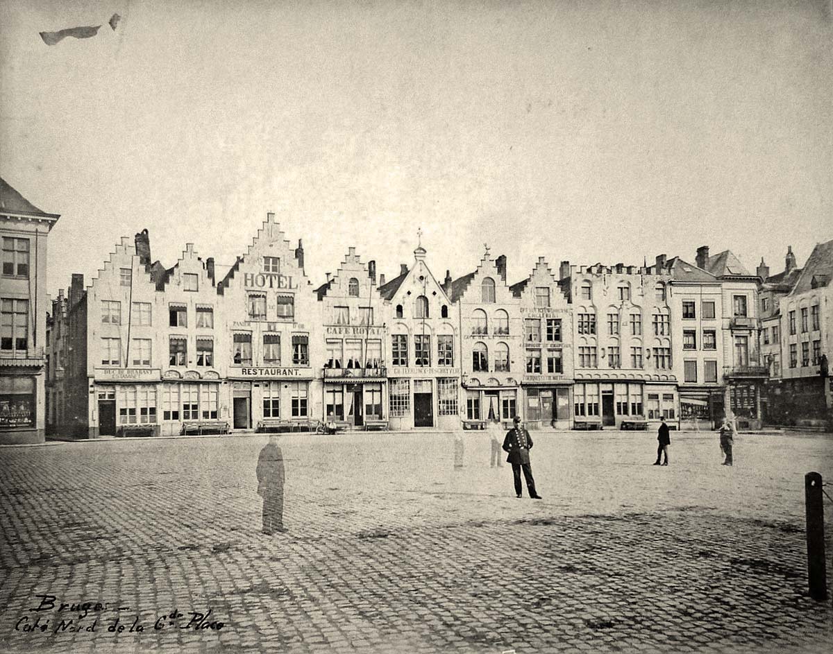 Bruges (Brugge). Le côté nord de la Grand Place