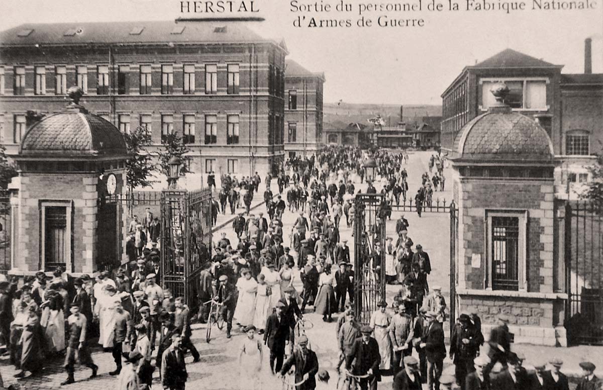 Herstal. Exit of the personnel of the National Factory of War Weapons, 1916