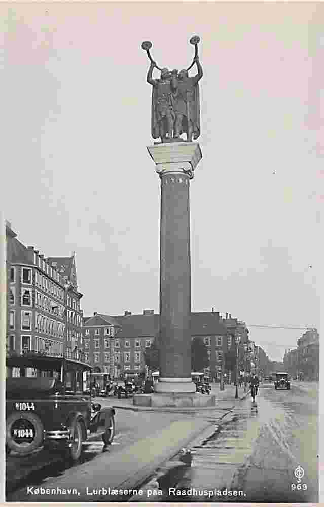 Copenhagen. Lurblæserne paa Rådhuspladsen, 1930