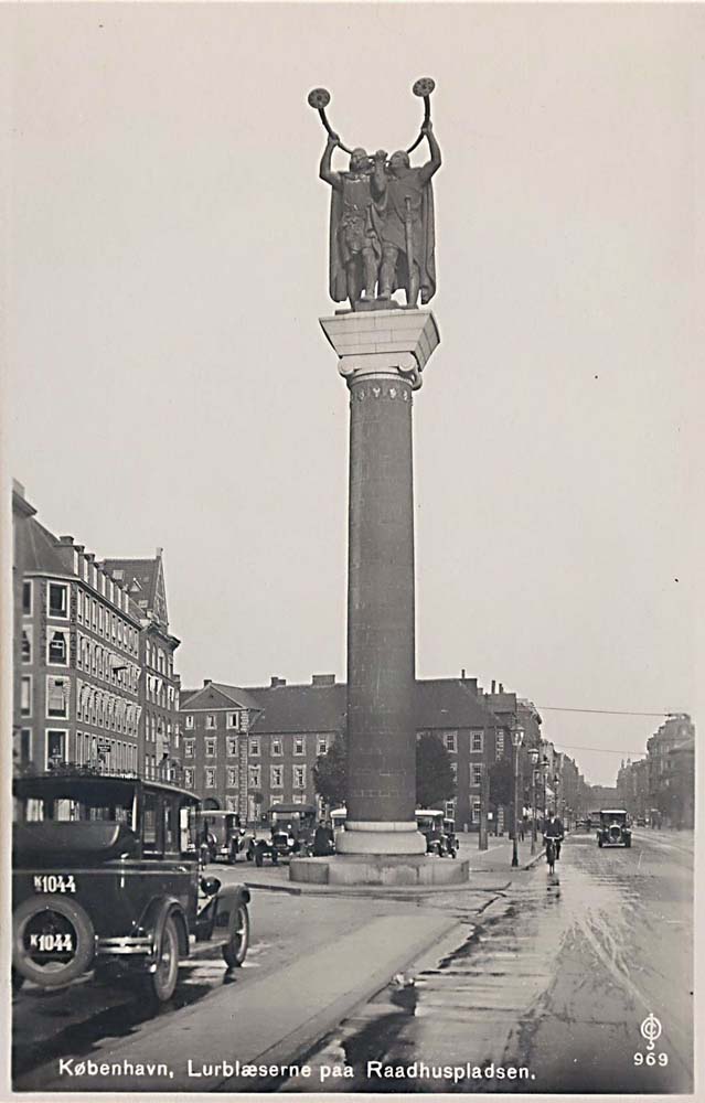 Copenhagen. Lurblæserne paa Rådhuspladsen, 1930