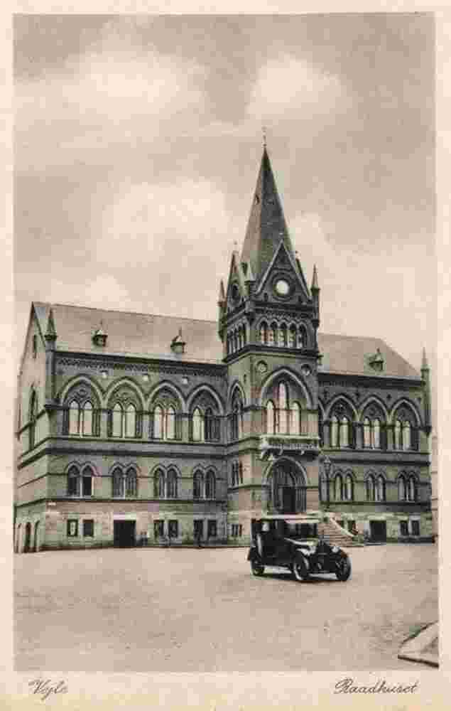 Vejle. Rådhuset - City Hall and auto on square