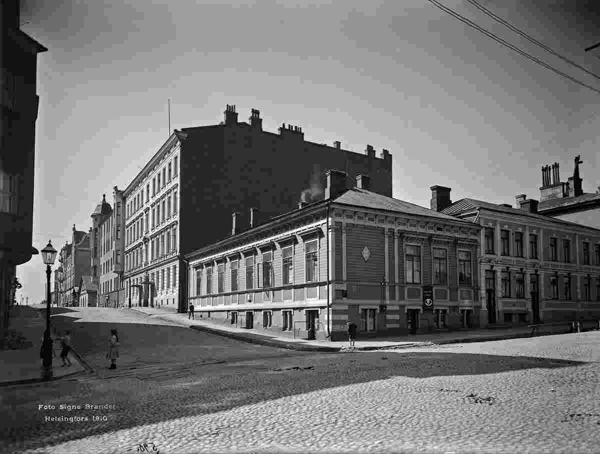 Helsinki. Corner of Konstantininkatu (Meritullinkatu) and Elisabetinkatu (Liisankatu), 1910