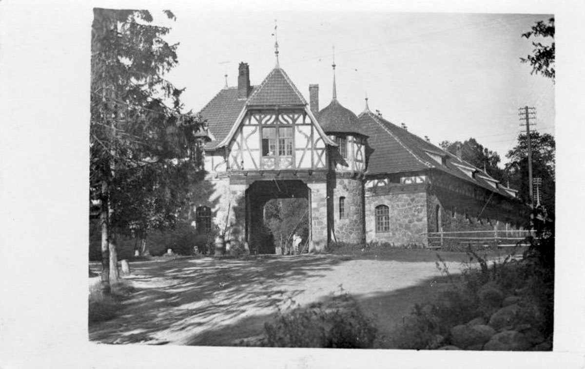 Cesvaine. Castle, stables