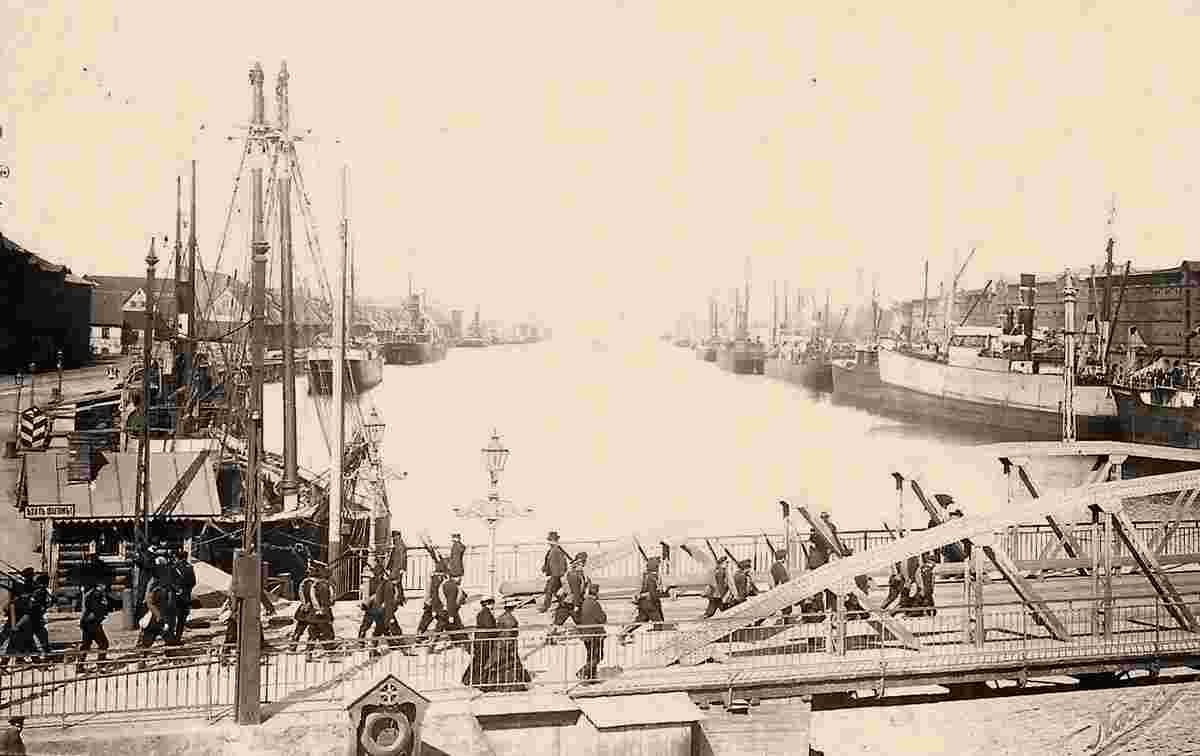 Liepaja. World War I - German soldiers on the bridge, 1917