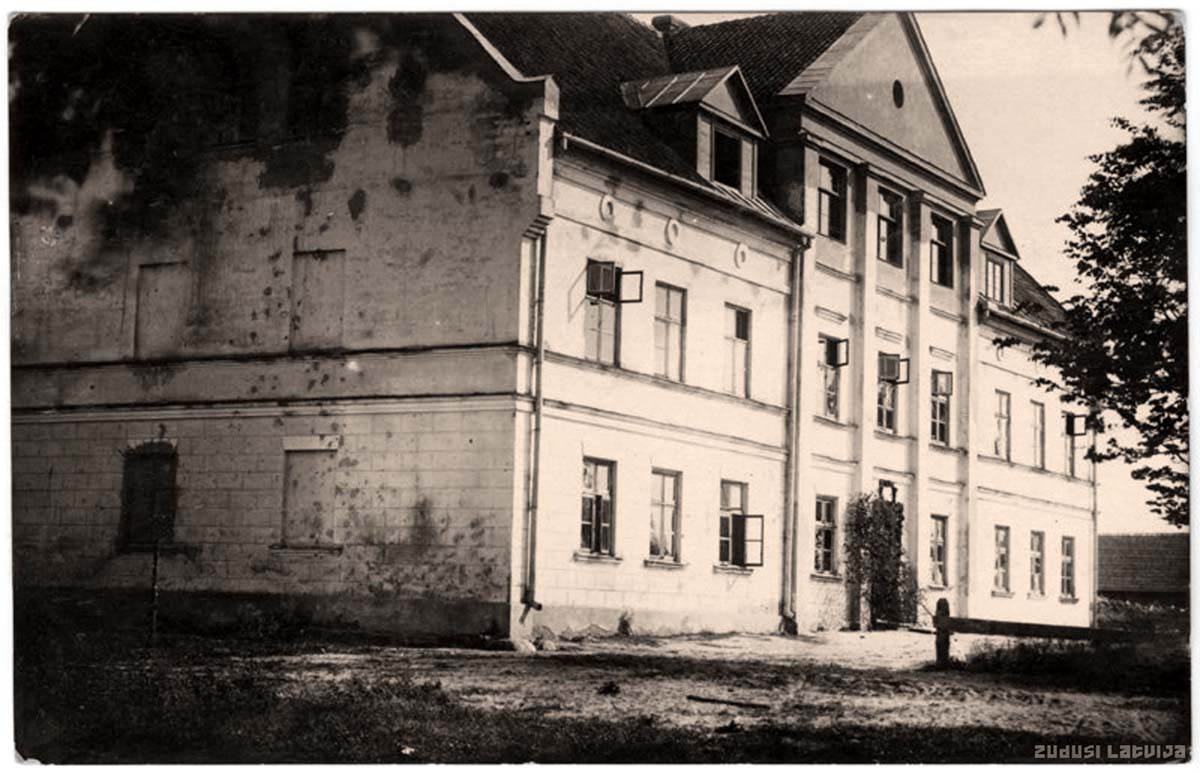 Skrunda. High school
