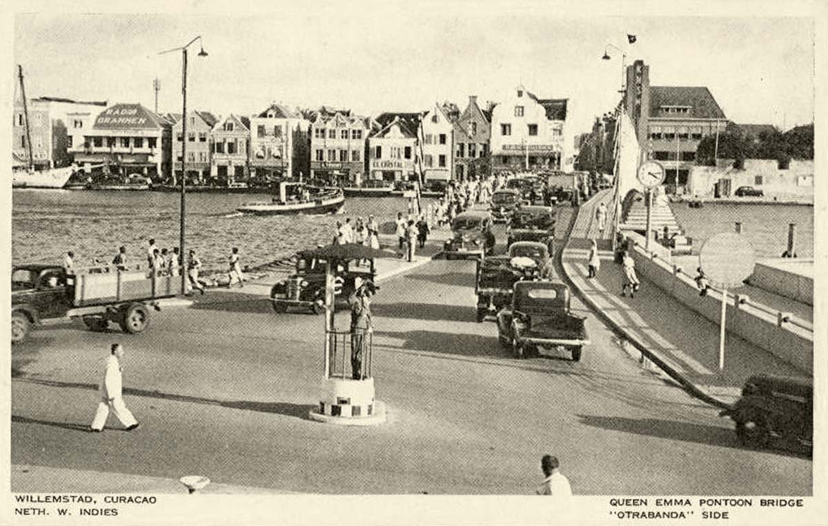 Willemstad. Queen Emma Pontoon Bridge, 'Otrobanda' side