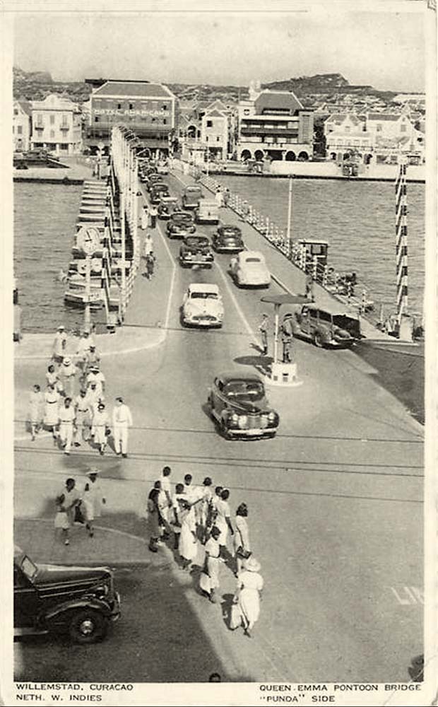 Willemstad. Queen Emma Pontoon Bridge, 'Punda' side