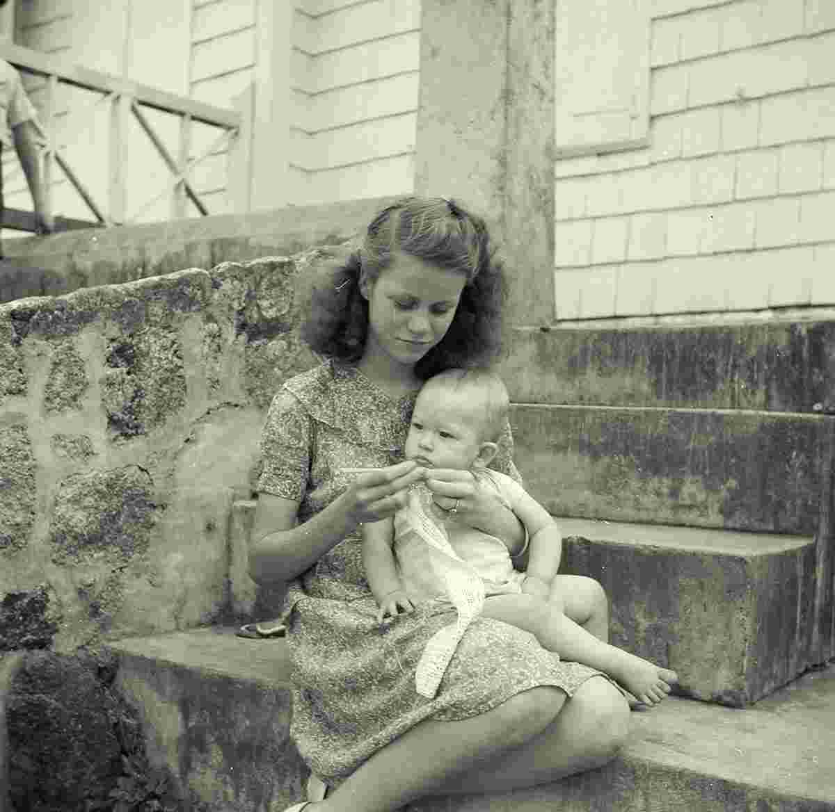 Windwardside. Doctor Chocolate with villagers, 1947