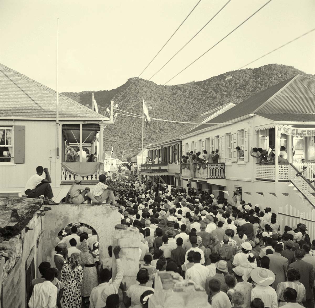 Philipsburg. De Voorstraat during the royal visit, 1955