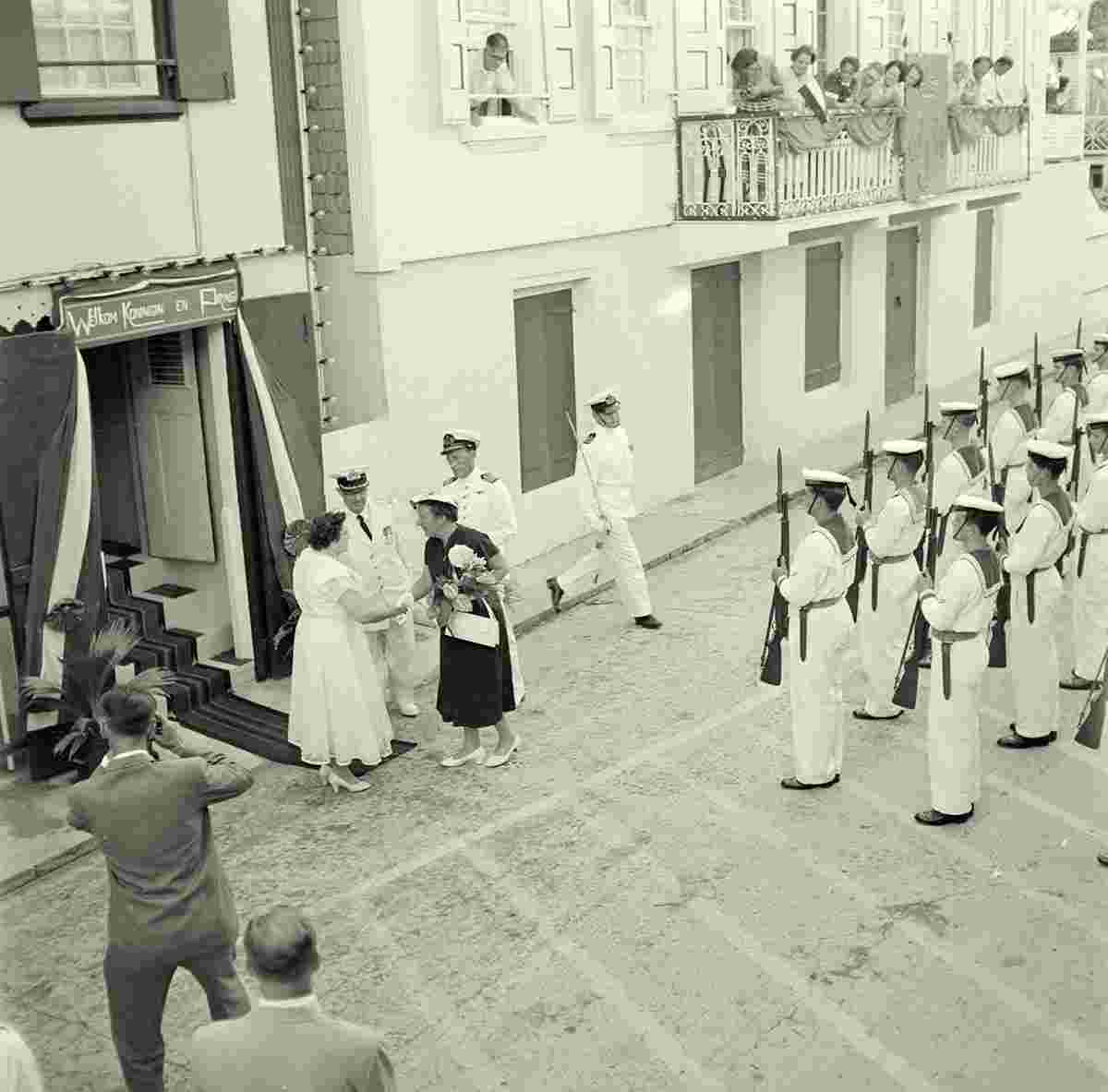 Philipsburg. Lieutenant Governor and his wife welcome queen Juliana and prince Bernhard, 1955