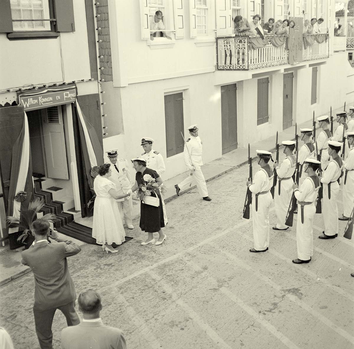 Philipsburg. Lieutenant Governor and his wife welcome queen Juliana and prince Bernhard, 1955