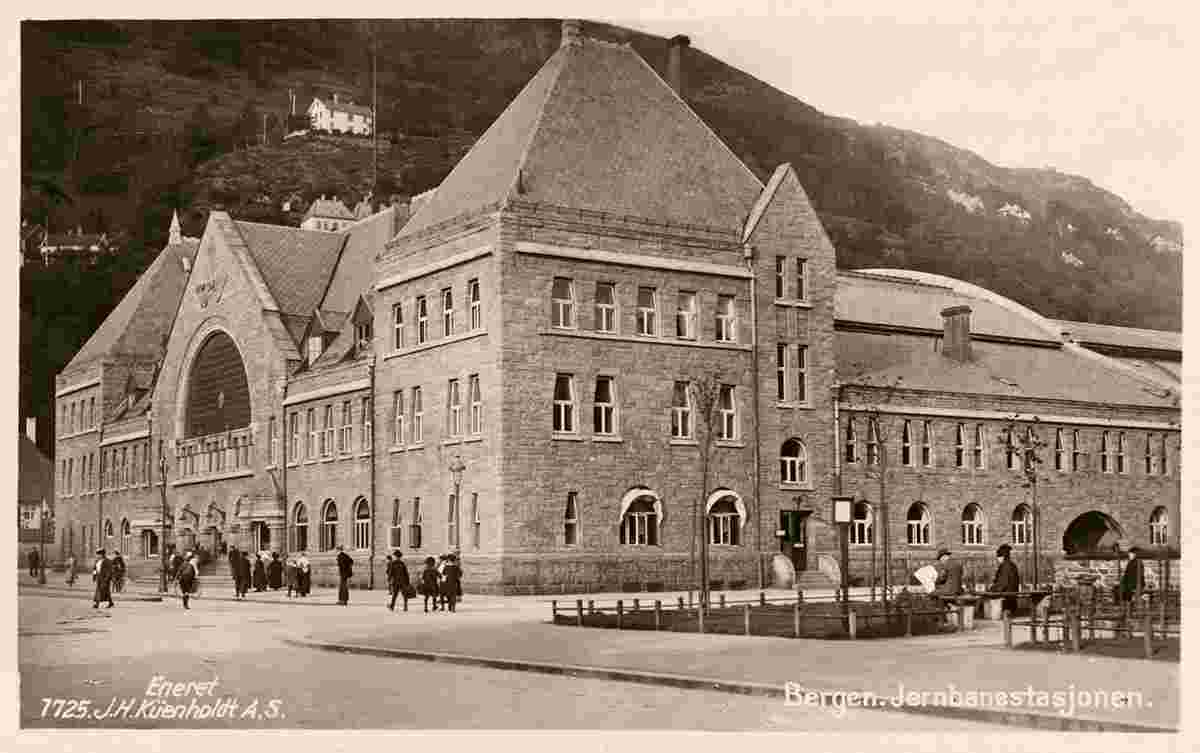 Bergen. Jernbanestasjonen - Central Railway station
