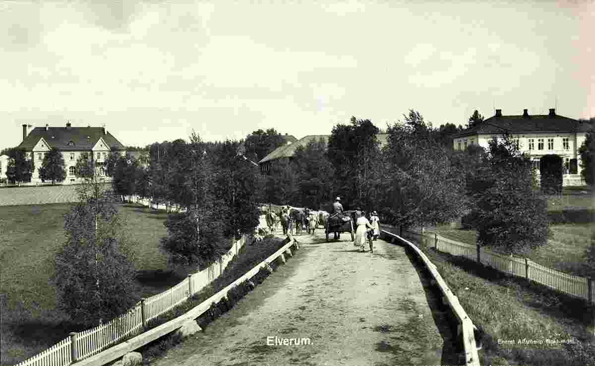 Elverum. Panorama of city road, between 1920 and 1930