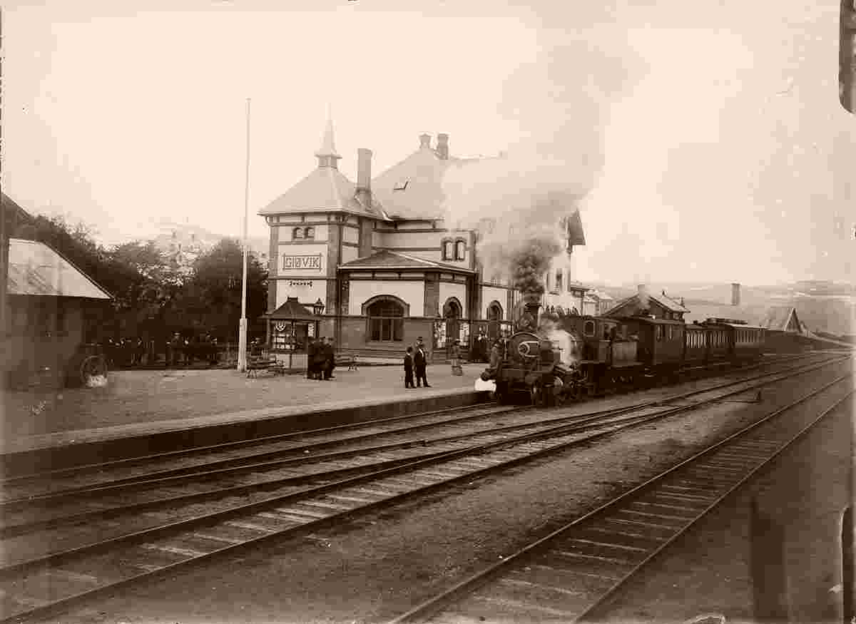 Gjøvik. Railway station, platform, train, between 1902 and 1920