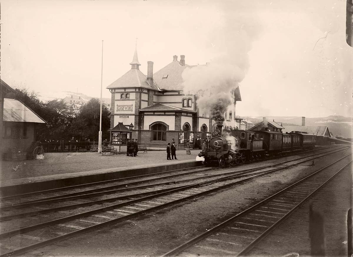 Gjøvik. Railway station, platform, train, between 1902 and 1920