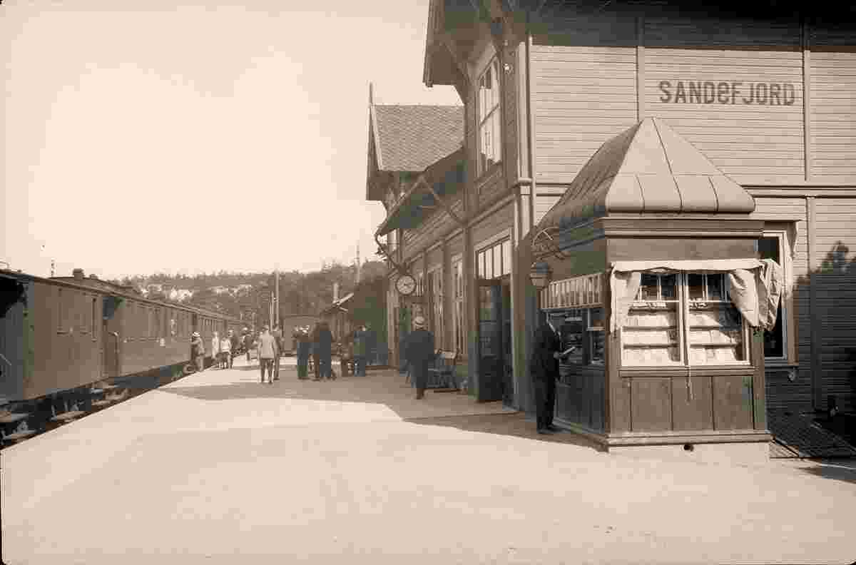 Sandefjord. Railway station, train, between 1900 and 1950