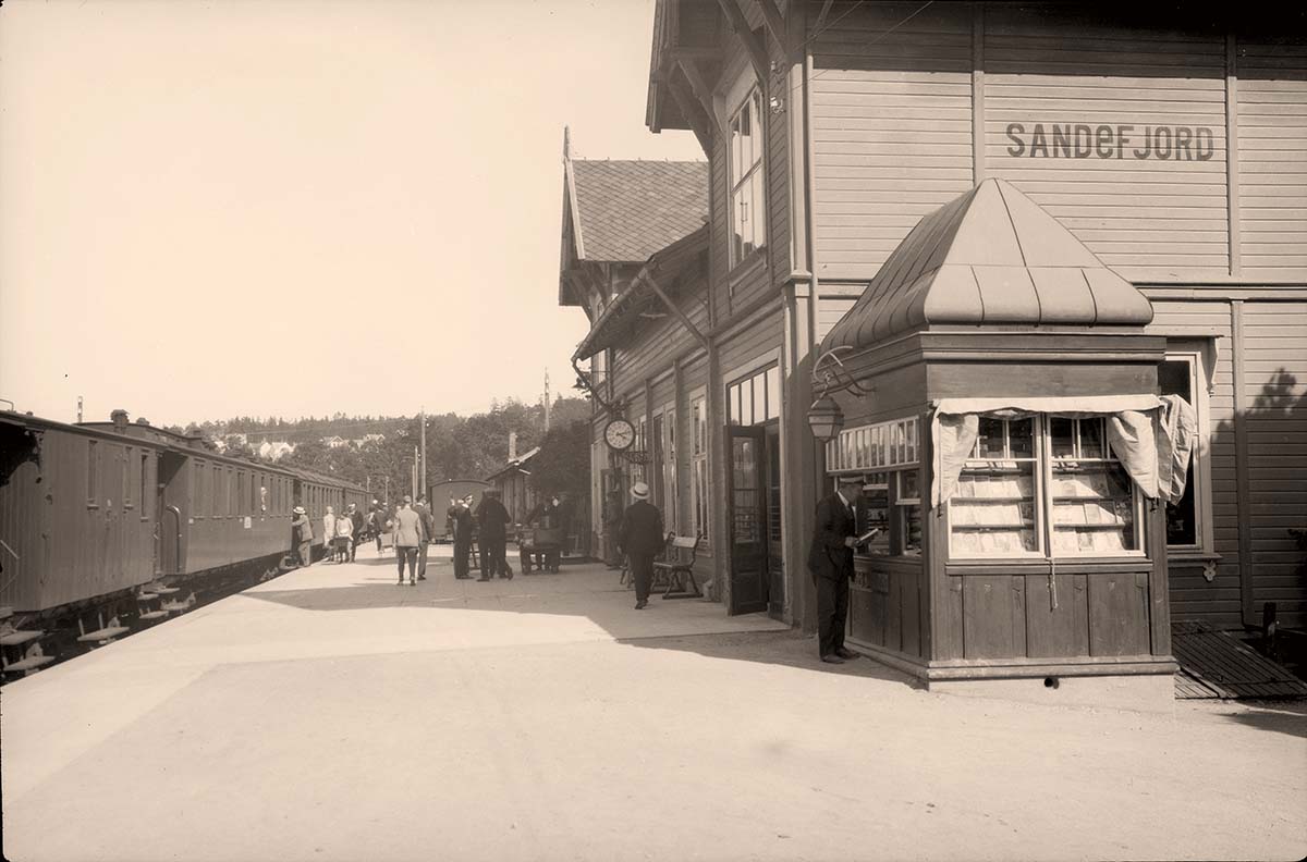 Sandefjord. Railway station, train, between 1900 and 1950