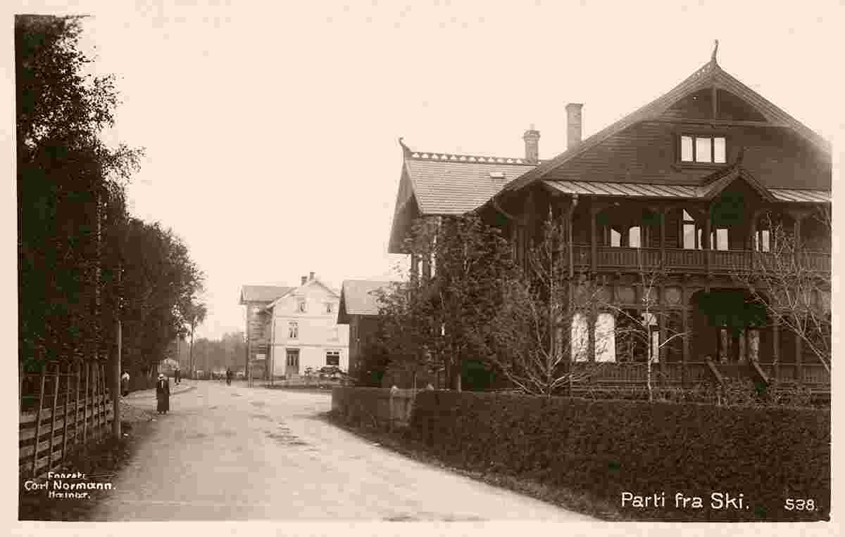 Ski. Panorama of city street, between 1918 and 1923