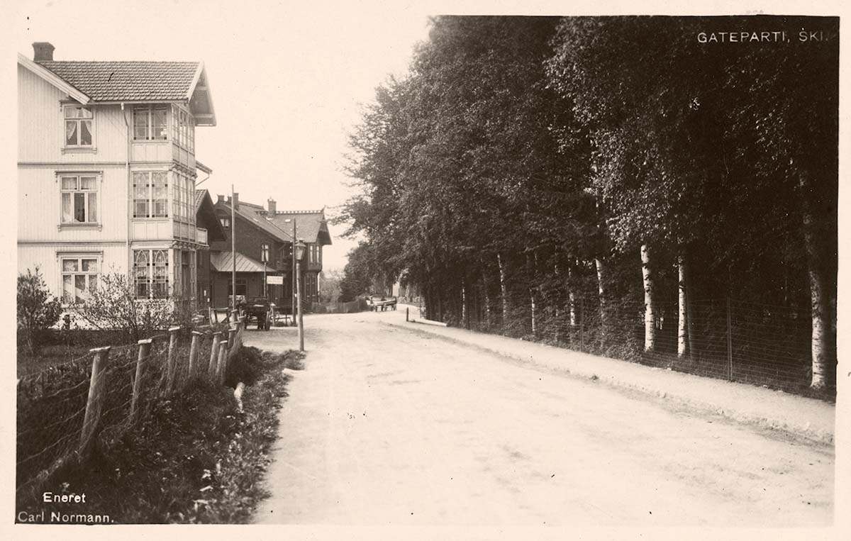 Ski. Panorama of city street, between 1918 and 1923