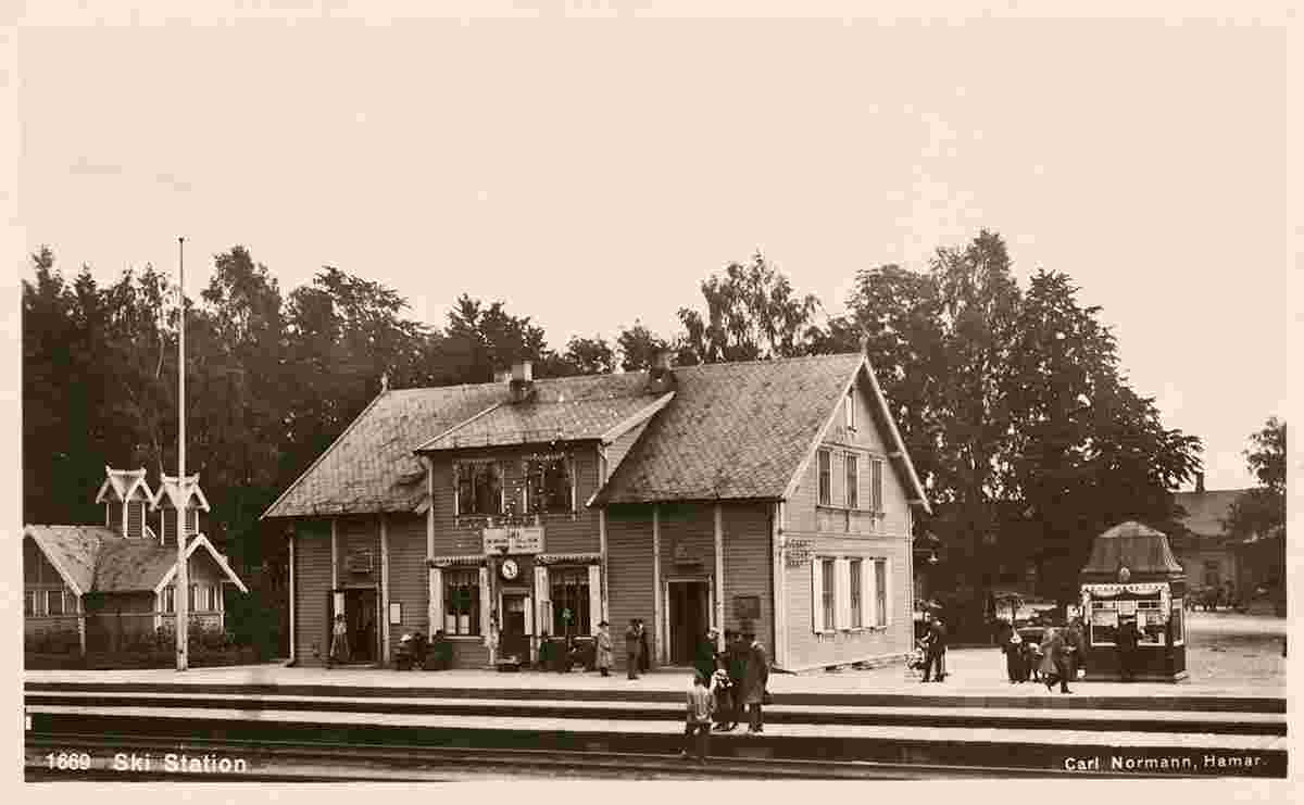 Ski. Railway station, platform, kiosk