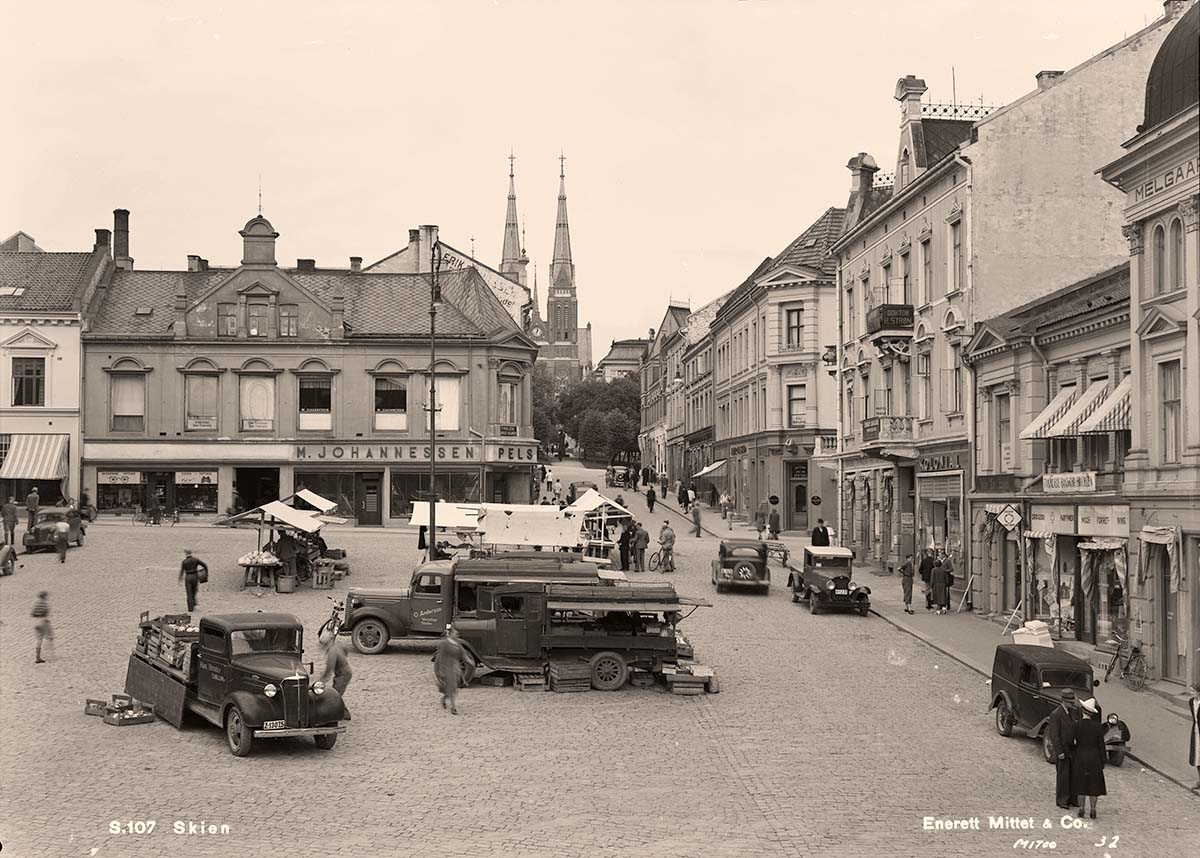Skien. Market square and shops, between 1900 and 1960