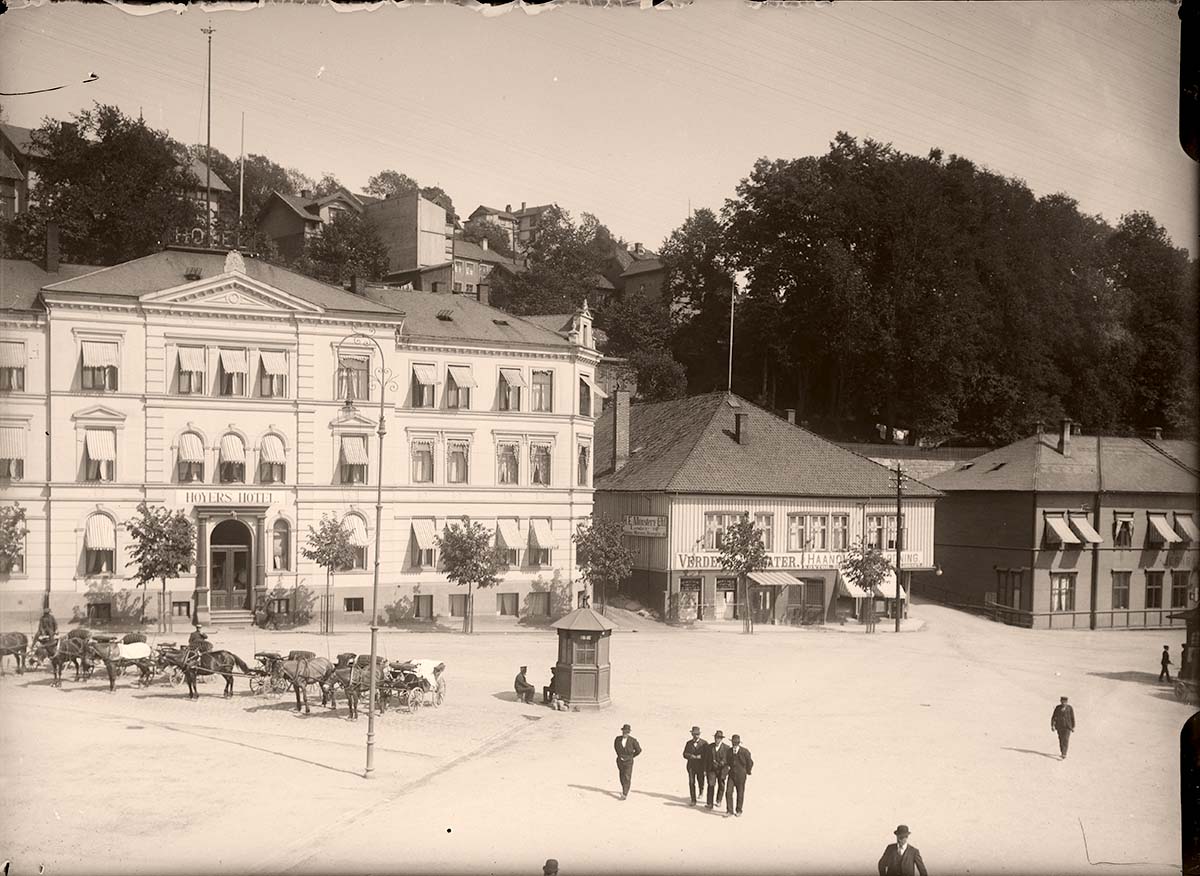 Skien. Square and Hoyers Hotel, between 1900 and 1925