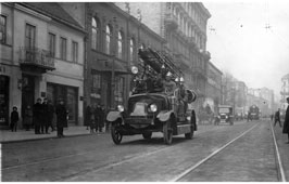 Warsaw. Car of the 3rd branch of the Warsaw Fire Service ('Krakus') on New world street, 1925