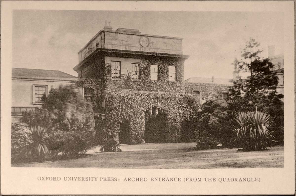 Oxford. University, Arched entrance