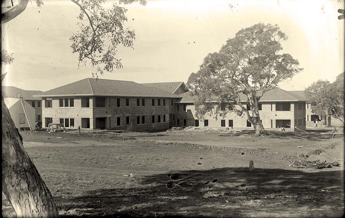 Canberra. Hotel Acton, Edinburgh Avenue