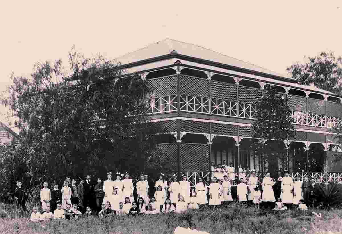 Emerald. Pupils outside the Emerald Convent in Emerald, circa 1907